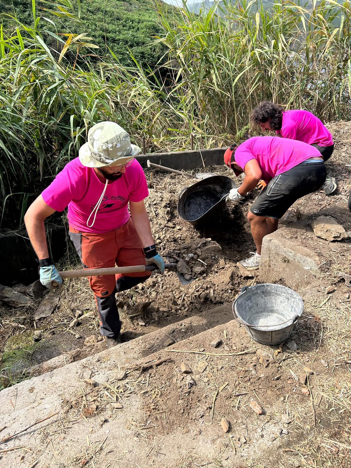 Miembros del grupo de voluntarios durante una de las labores de limpieza.