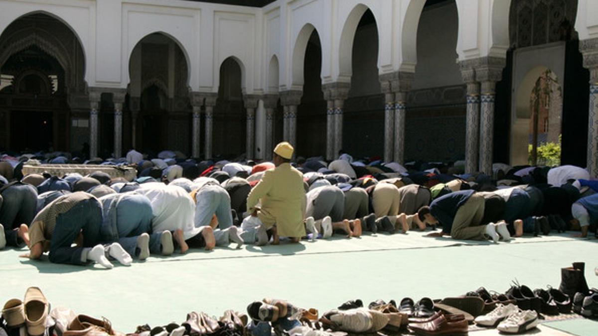 Musulmanes en plena oración en una mezquita de París.