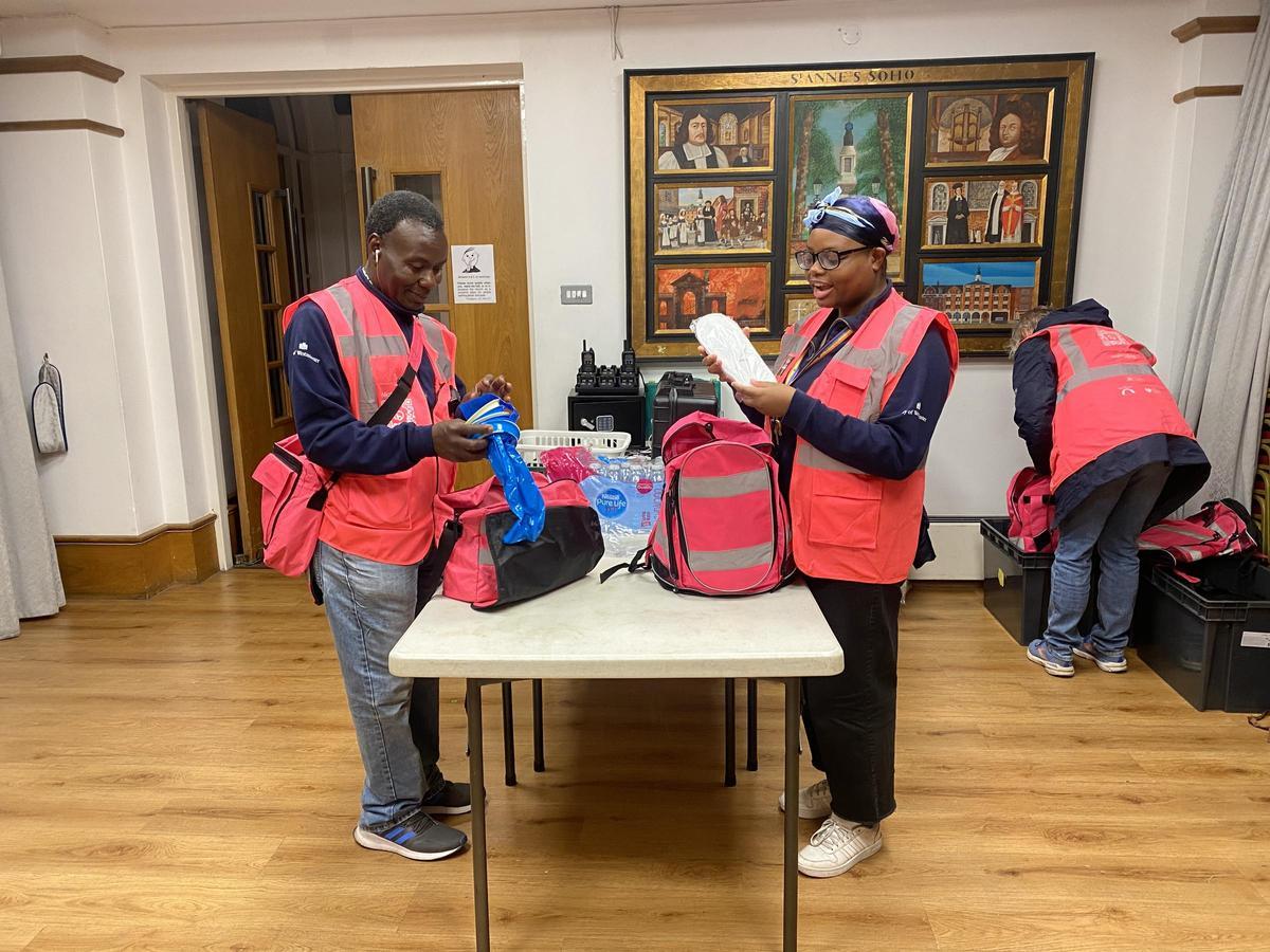 Una voluntaria de la ong 'Night Stars' de Londres muestra el contenido de las mochilas con las que patrullan la ciudad.