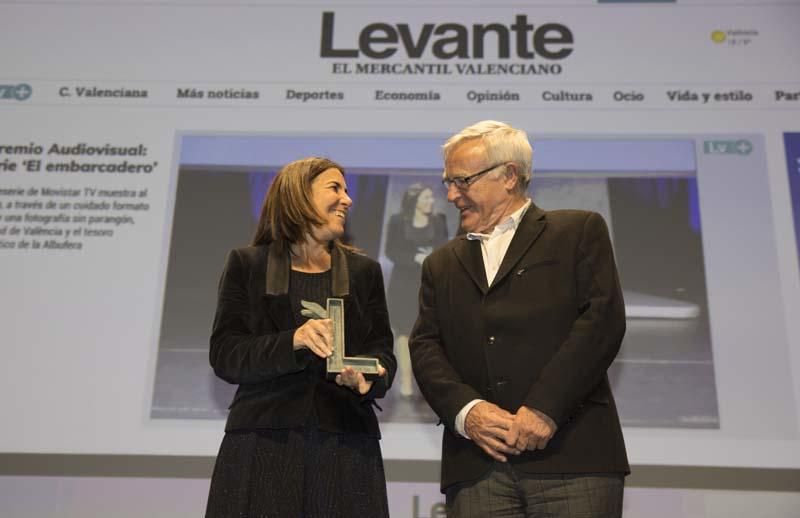 María Jesús Almazor, consejera delegada de Telefónica España, recibe el premio a la serie 'El embarcadero' de manos de Joan Ribó