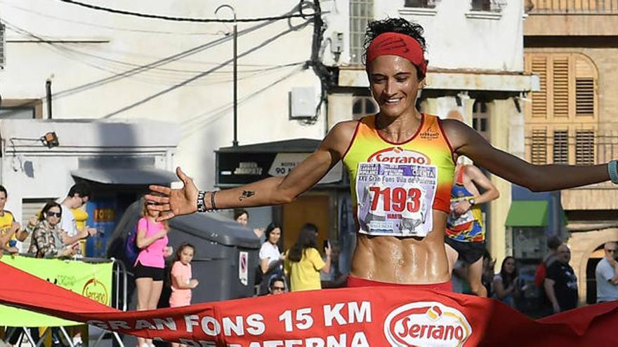 Marta Esteban cruza como vencedora la meta del Gran Fondo de Paterna