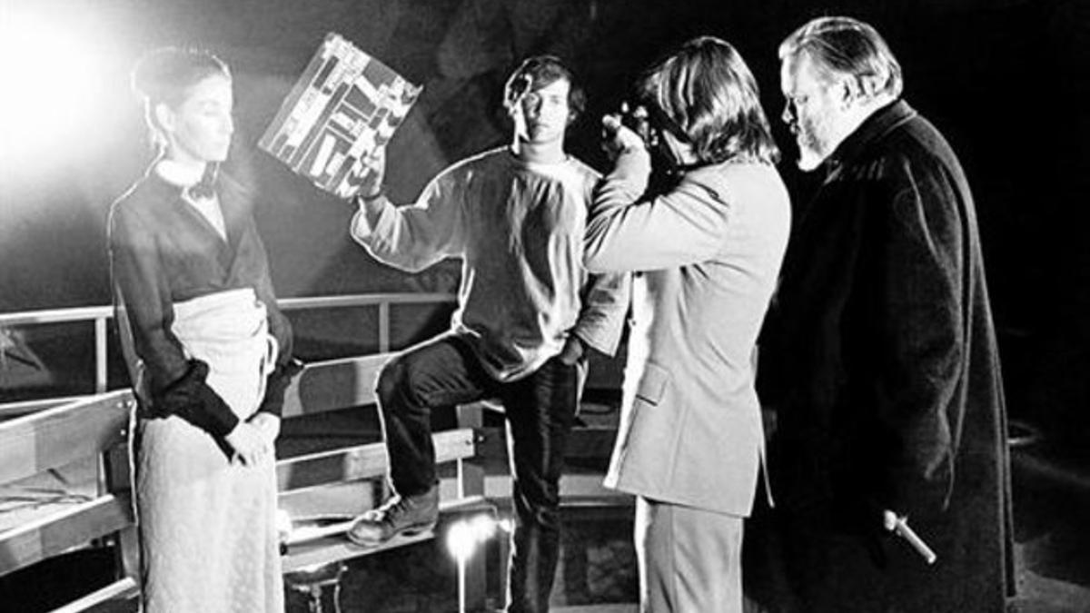 Welles , a la derecha, filma a Oja Kodar (izquierda) con el cámara Gary Graves y el productor Frank Marshall.