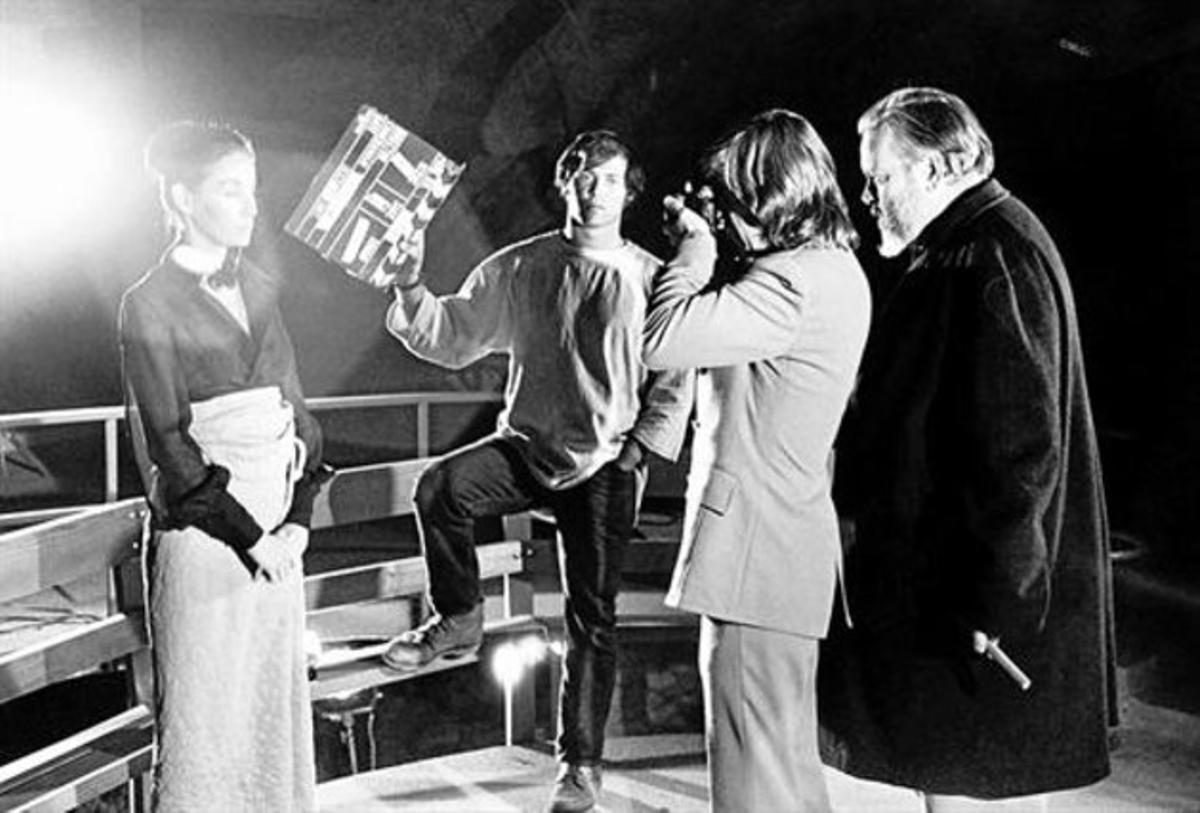 Welles, a la dreta, filma Oja Kodar (esquerra) amb el càmera Gary Graves i el productor Frank Marshall.