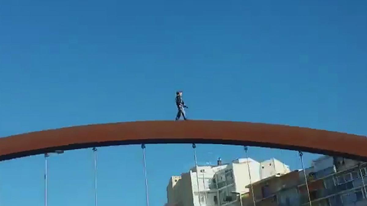 Vídeo del joven cruzando el arco que atraviesa la antigua N-II en Lleida.