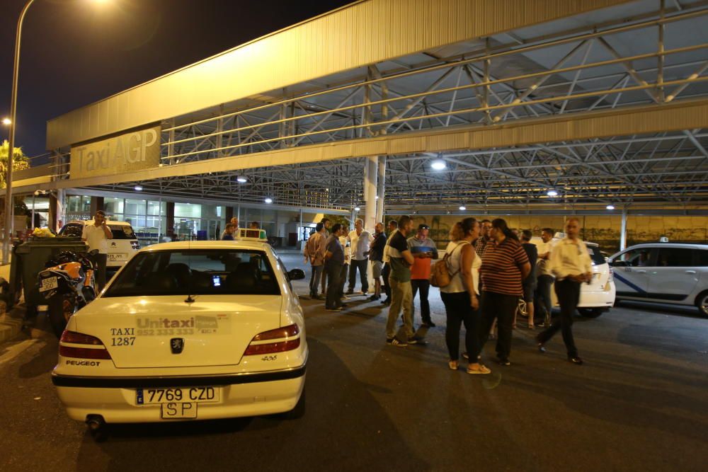 Los taxistas se han concentrado en el aeropuerto.