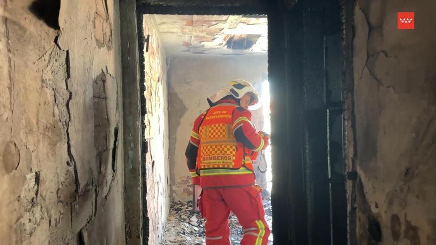 Un incendio en Fuenlabrada arrasa un piso y deja ocho vecinos en el hospital