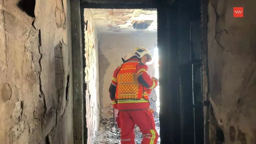 Un incendio en Fuenlabrada arrasa un piso y deja ocho vecinos en el hospital