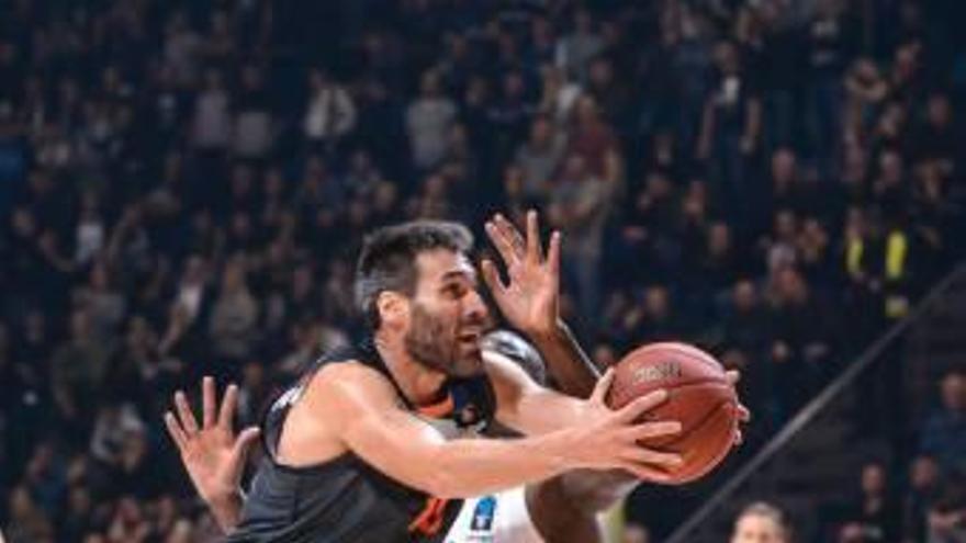 San Emeterio intenta zafarse de la presión de un jugador del Partizan.