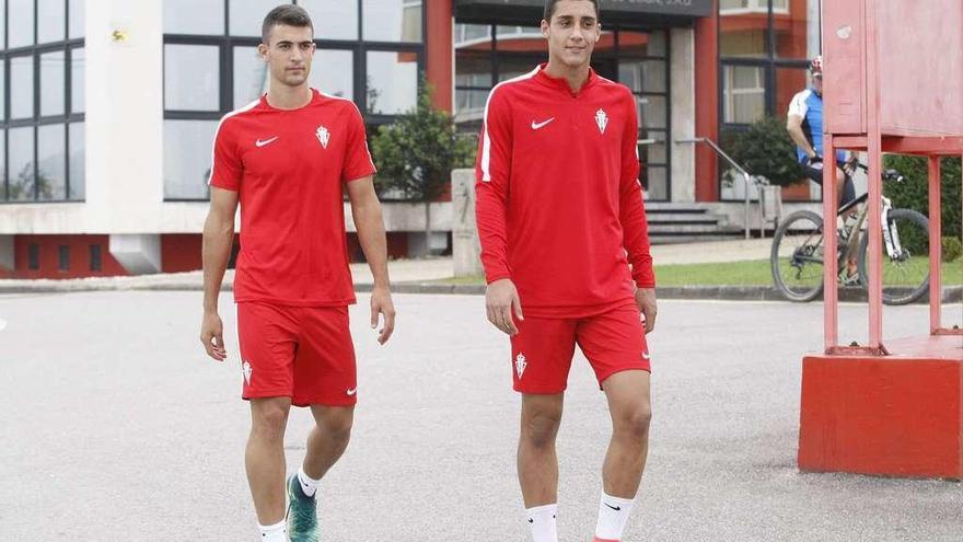 Pablo Fernández y Claudio, ayer, antes de iniciar el entrenamiento del Sporting.
