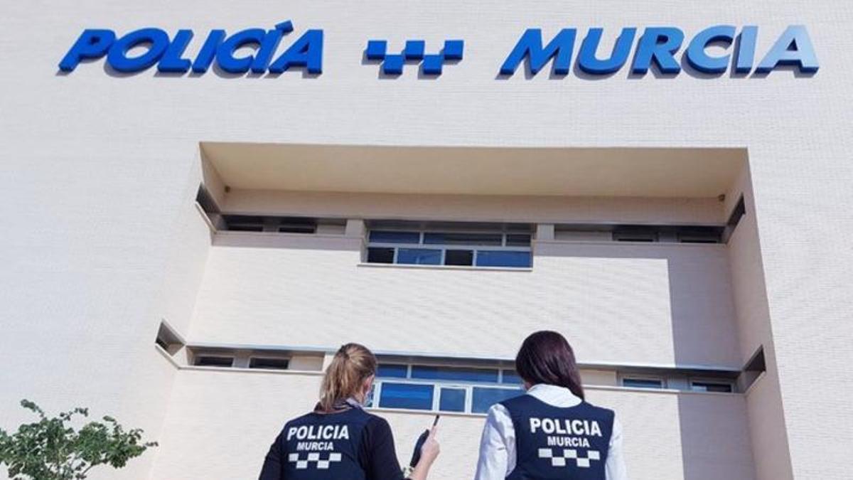 Agentes de la Policía Local de Murcia, frente a un edificio del cuerpo.