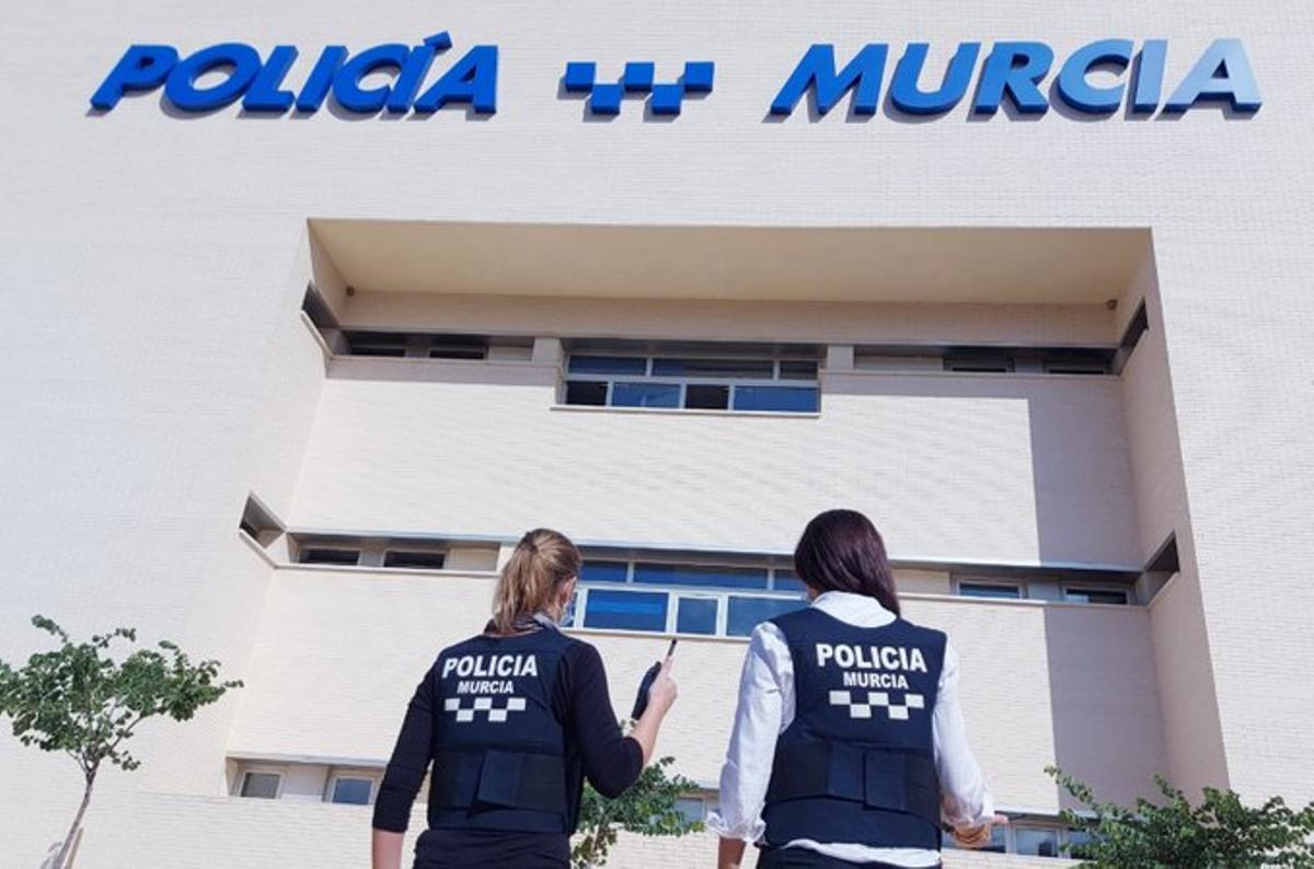 Agentes de la Policía Local de Murcia, frente a un edificio del cuerpo.