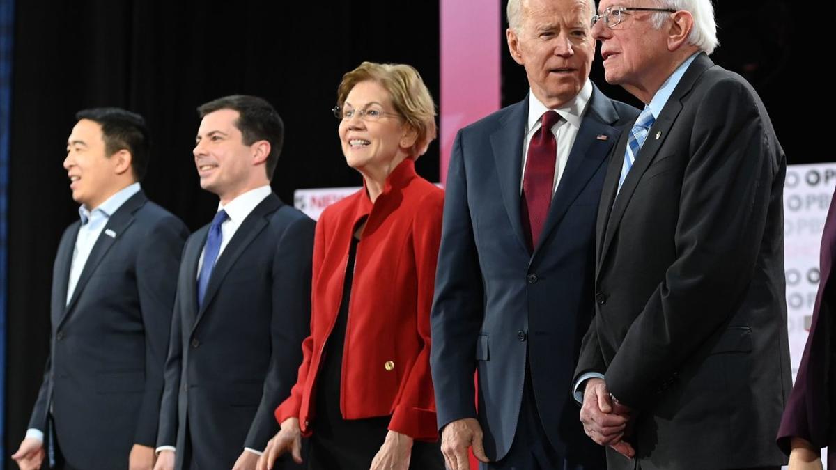 De izquierda a derecha, Andrew Yang, Pete Buttigieg,  Elizabeth Warren, Joe Biden y Bernie Sanders, antes del debate demócrata en Los Ángeles.