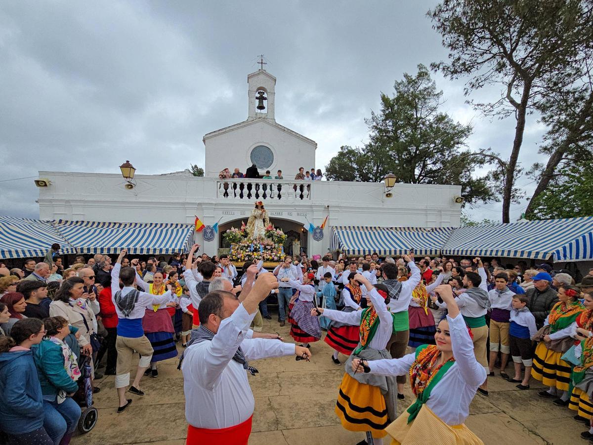 EN IMÁGENES | La lluvia embarra el día grande de la romería de la Virgen de Bótoa