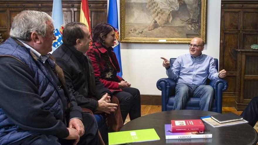 Reunión de Baltar con directivos de Coral de Ruada. // FdV