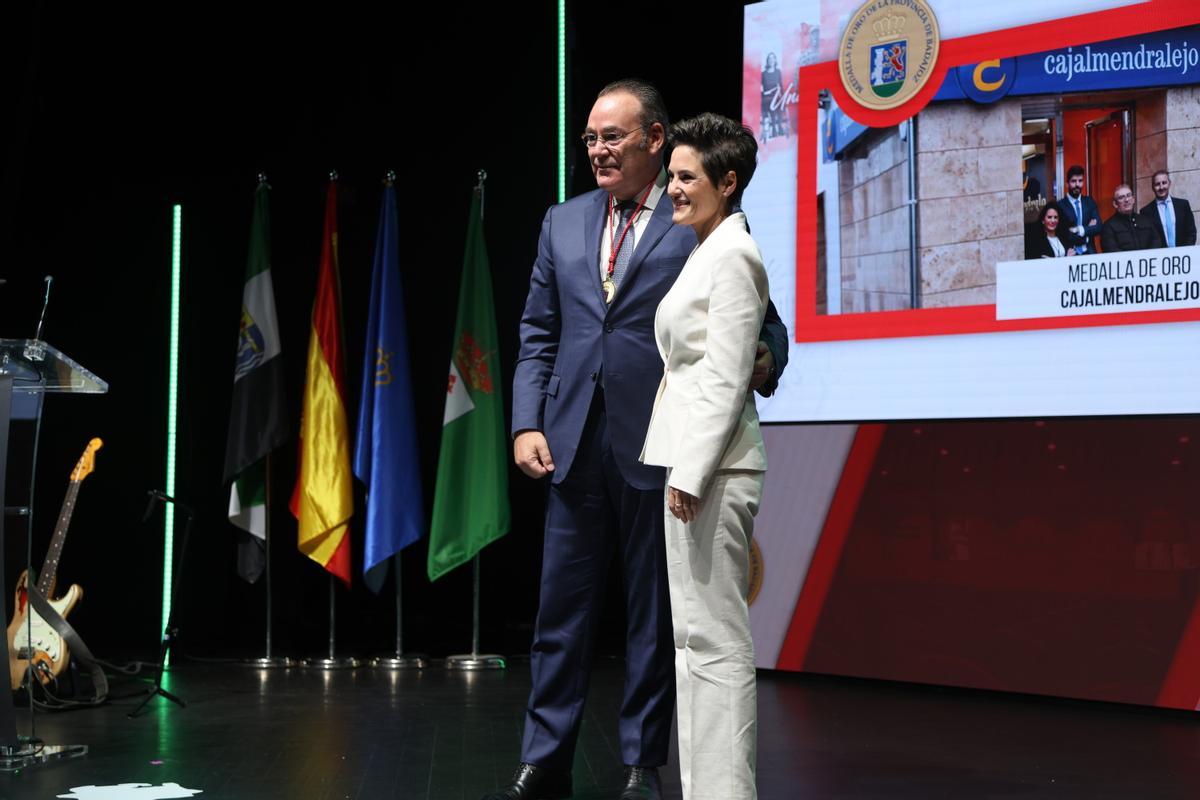 El presidente de Cajalmendralejo, Fernando Palacios, tras recibir la medalla de manos de la presidenta de la institución provincial.