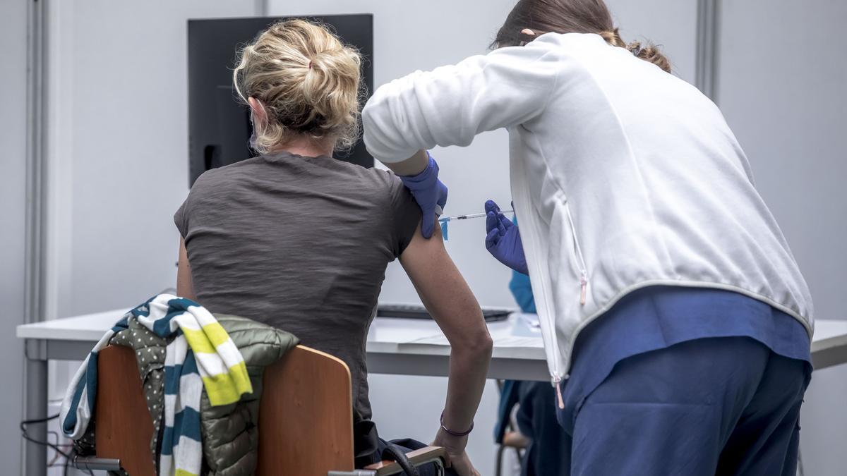 Una enfermera inyecta una vacuna en el Germans Escales