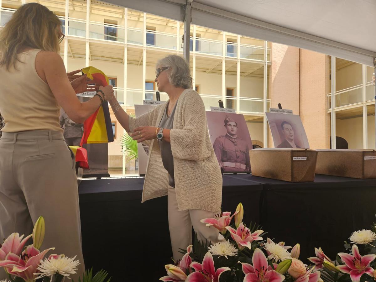 Una de las familias deposita los restos en el altar de la Escola Pia de Gandia.