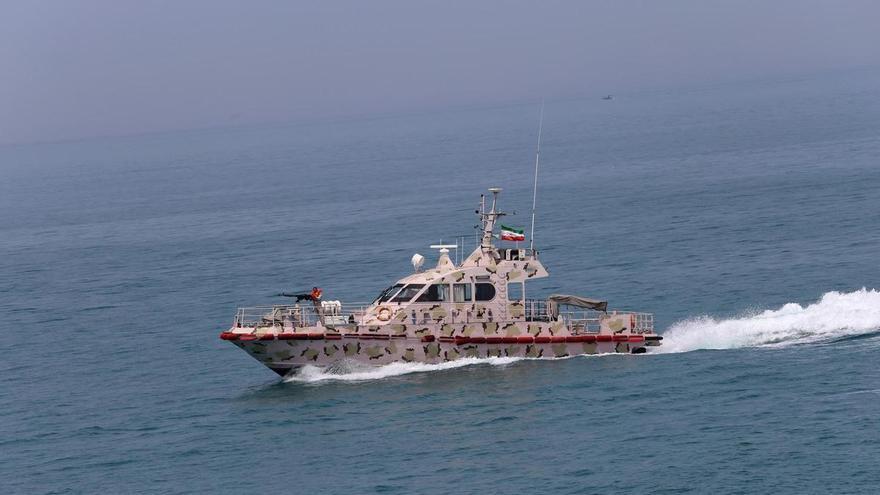 Brittiska flottan rapporterar att revolutionsgardet skjuter mot oljetanker nära Hormuz