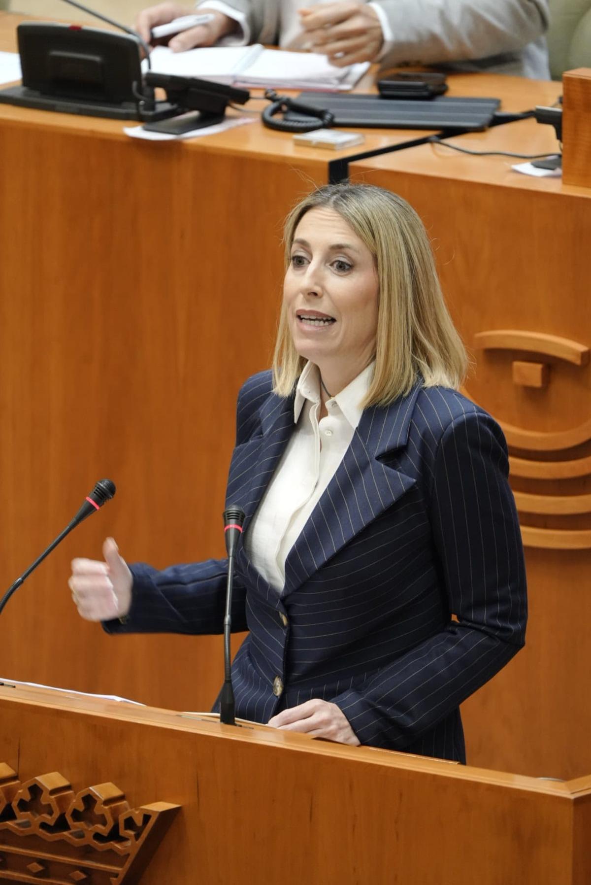 Fotogalería | Segunda sesión del pleno de investidura de María Guardiola en imágenes