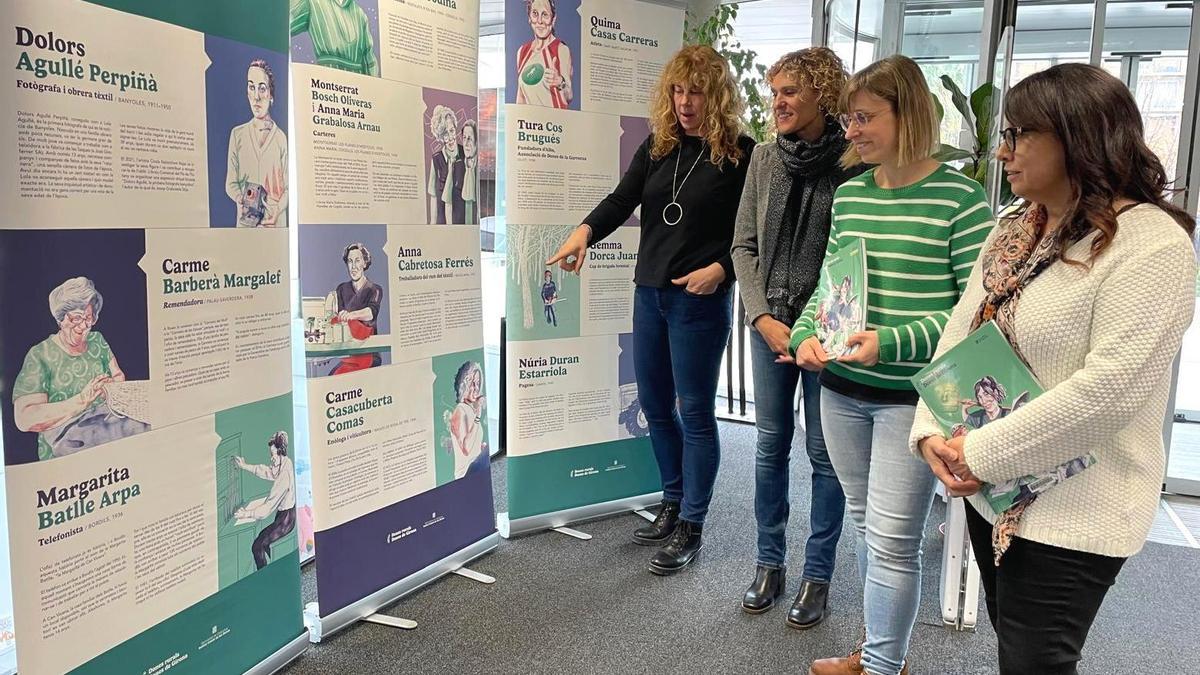 A la imatge, Rosa Maria Moret, una de les 50 protagonistes; Gemma Gironella, regidora d’Igualtat; Judit Frigola, il·lustradora del llibre; i Nati Vilanova, directora de la Biblioteca.