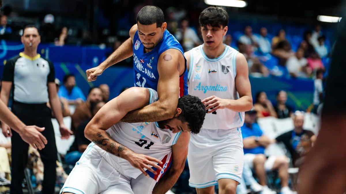 La dureza vivida en el Argentina - Dominicana hizo que tras la bocina final ambos equipos protagonizasen una lamentable pelea