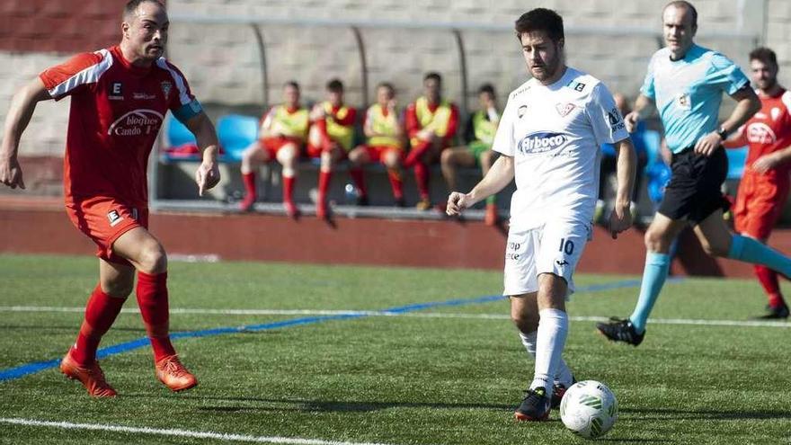 Marcos con el balón, presionado por un futbolista del Castro.