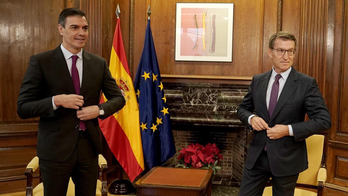 Pedro Sánchez y Alberto Núñez Feijóo al inicio de su reunión este viernes en el Congreso.