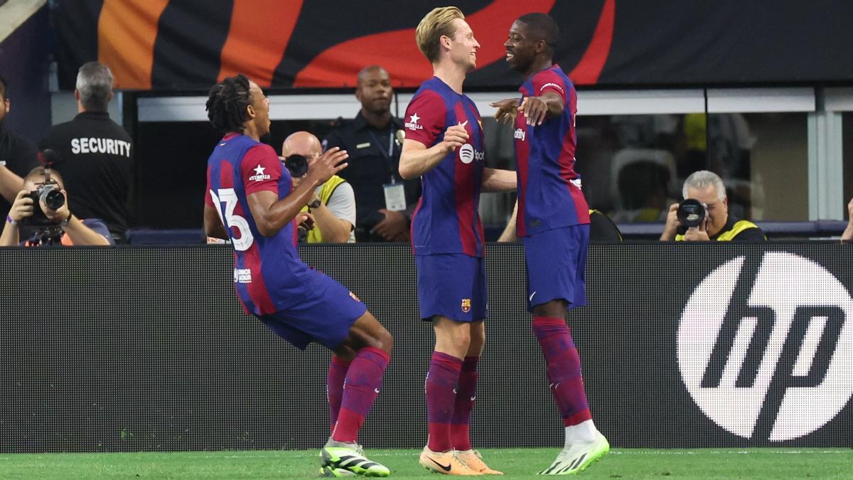 De Jong y Koundé acuden a felicitar a Dembélé por el gol en el clásico de Dallas.