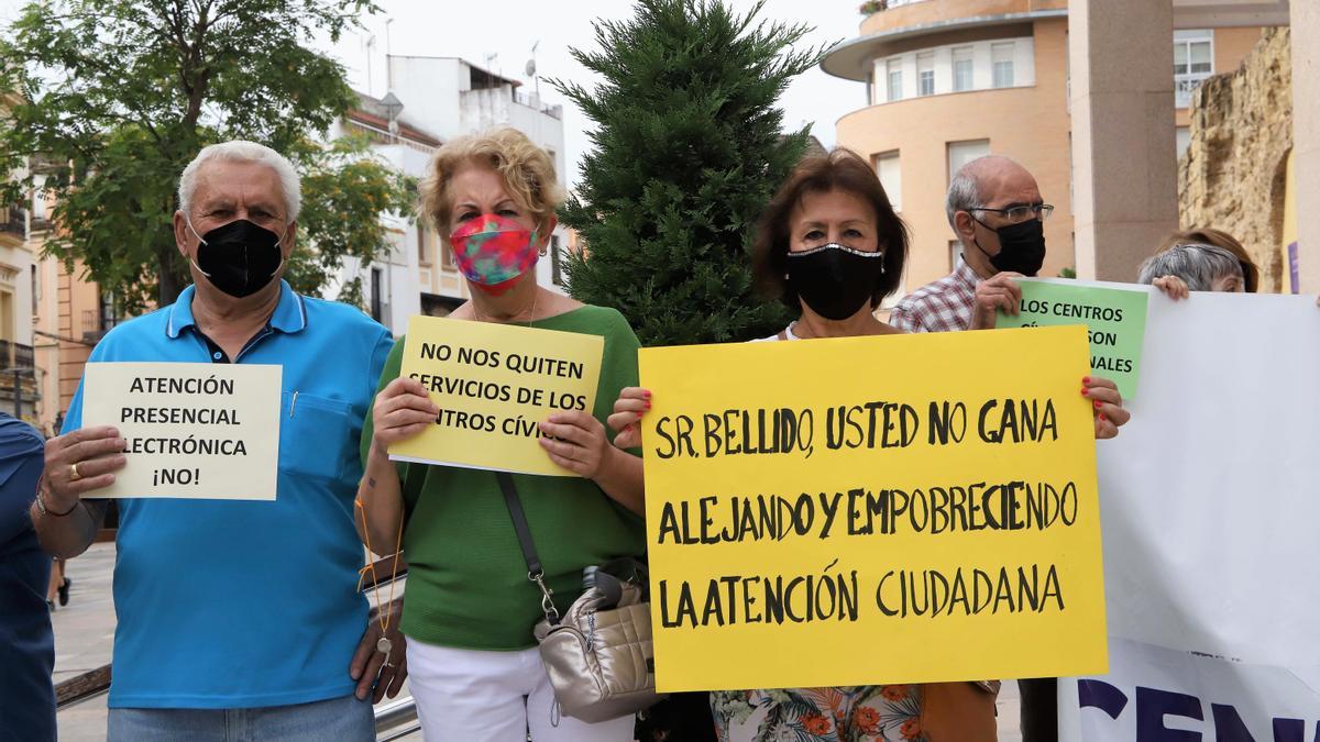 Protesta ante el Ayuntamiento para exigir la recuperación de personal y servicios en centros cívicos