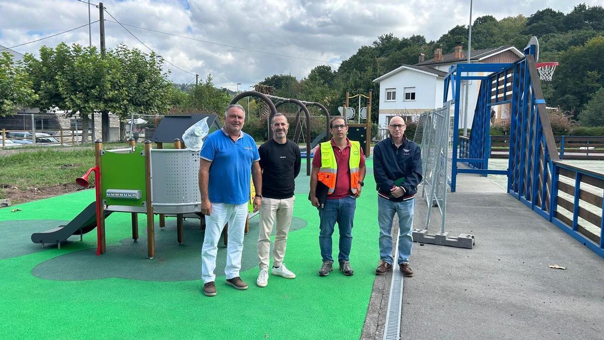 Por la izquierda, el edil Alejandro Villa, Ángel García, el técnico Rafael Bueno y Alberto Pérez, de la empresa adjudicataria de las obras, en el parque infantil.