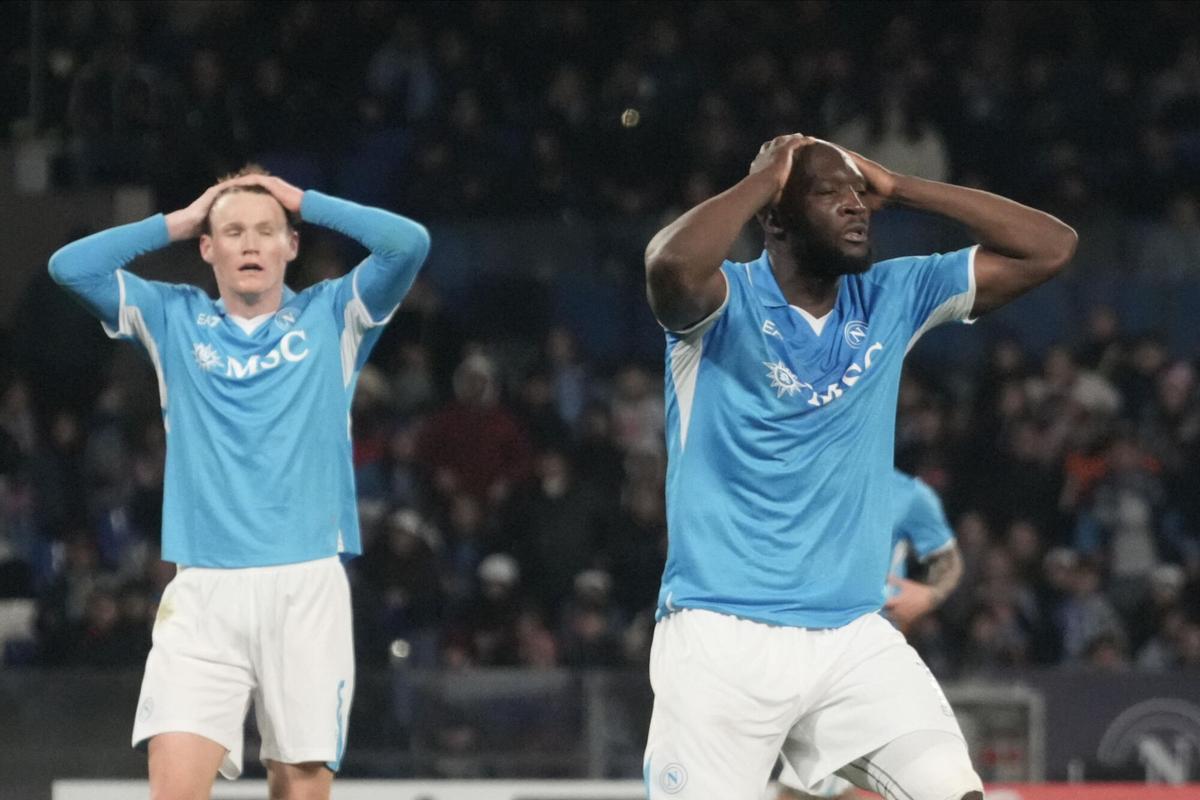 NAPLES (Italy), 09/02/2025.- Napoli's midfielder Scott McTominay (L) and Napoli's forward Romelu Lukaku (R) react during the Italian Serie A soccer match SSC Napoli vs Udinese Calcio at Diego Armando Maradona stadium in Naples, Italy, 09 February 2025. (Italia, Nápoles) EFE/EPA/CESARE ABBATE