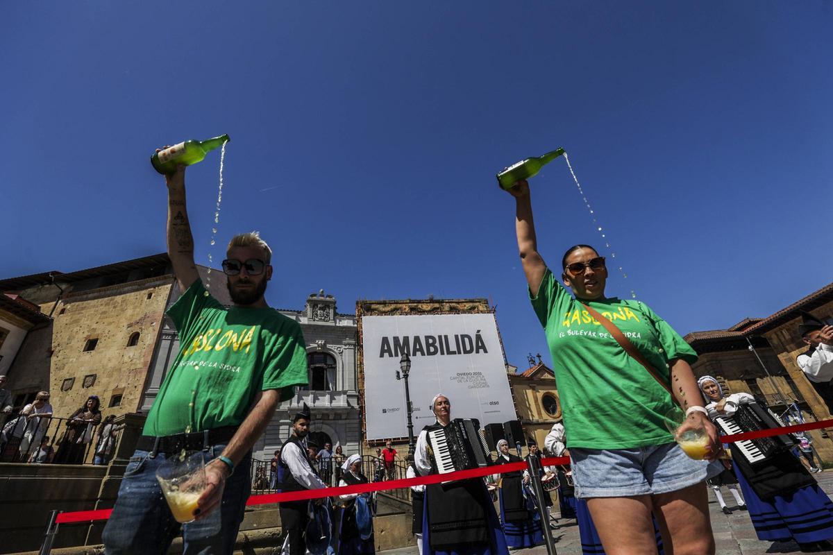 Oviedo levanta el brazo para un escanciado popular con más de un millar de personas por el Día Mundial de la Sidra, en imágenes