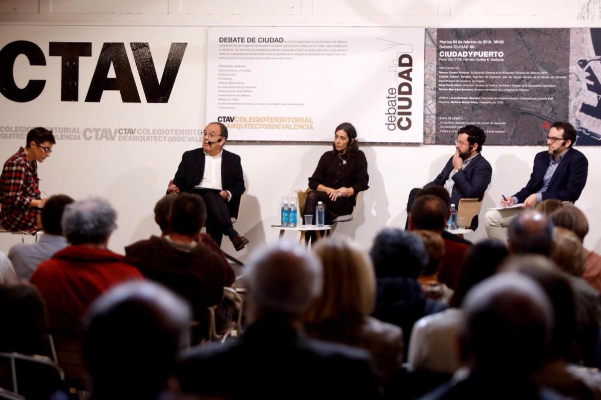 Los participantes en el debate, en la sede del CTAV, ayer.