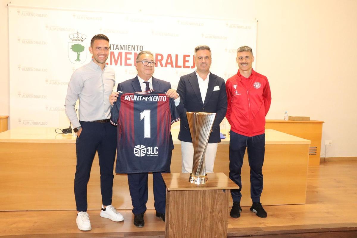 El alcalde recibe del Extremadura la camiseta de los campeones.