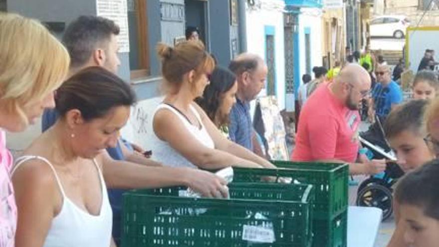 Varios momentos de la merienda y la fiesta infantil en Gilet.