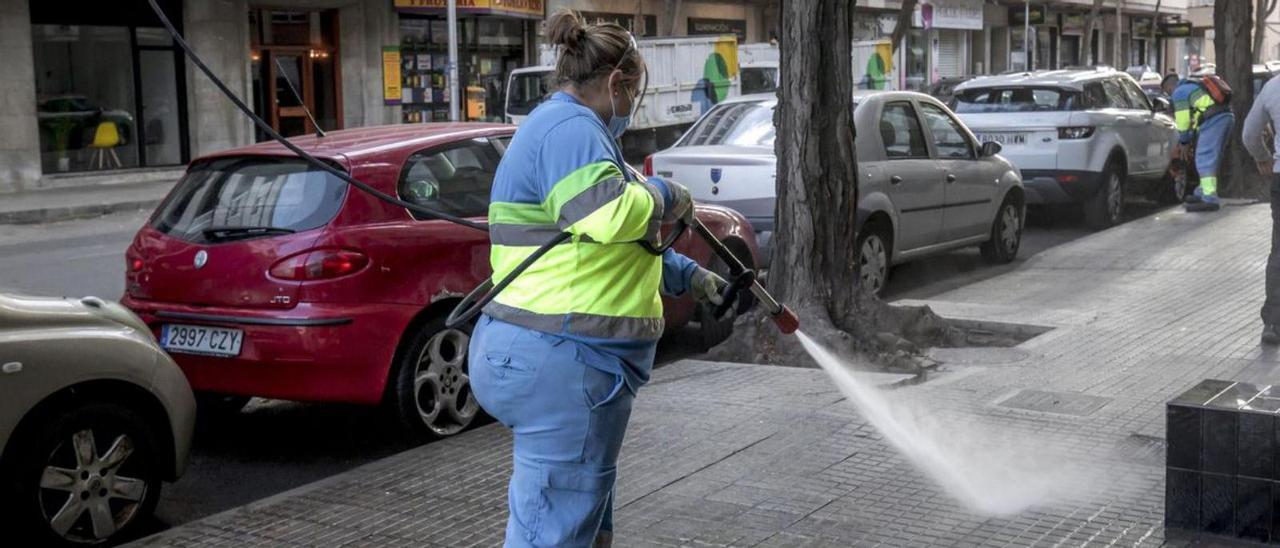 El nuevo servicio de baldeo de calles está integrado por cuatro equipos. | B.RAMON