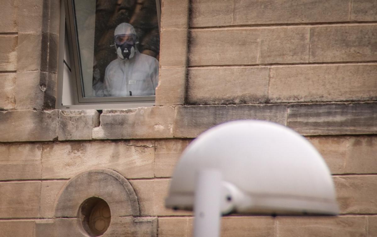 La UME durante la desinfección del geriátrico ttras el brutal brote que acabó llevándose las vidas de 74 personas