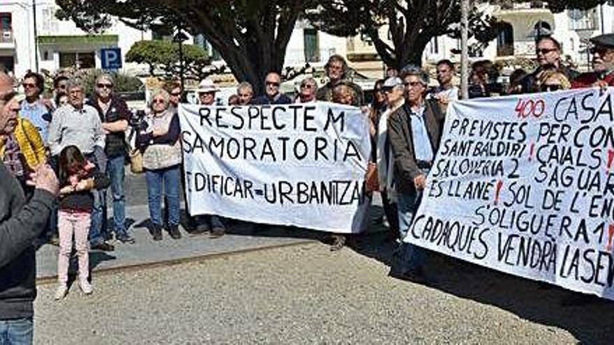 Manifestació d&#039;ahir a Cadaqués per reclamar l&#039;aturada dels projectes urbanístics.