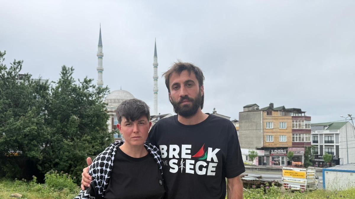 Los aragoneses Javier Aparicio y María García torturados por Israel, este viernes en Estambul.