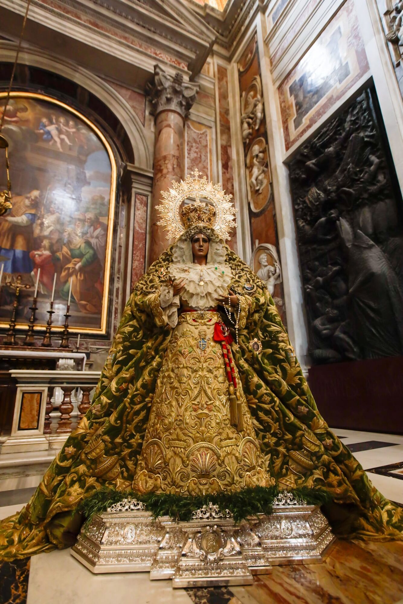 La Virgen de la Esperanza y el Cristo de la Expiración (El Cachorro), de Sevilla, están expuestos al culto en la Basílica de San Pedro