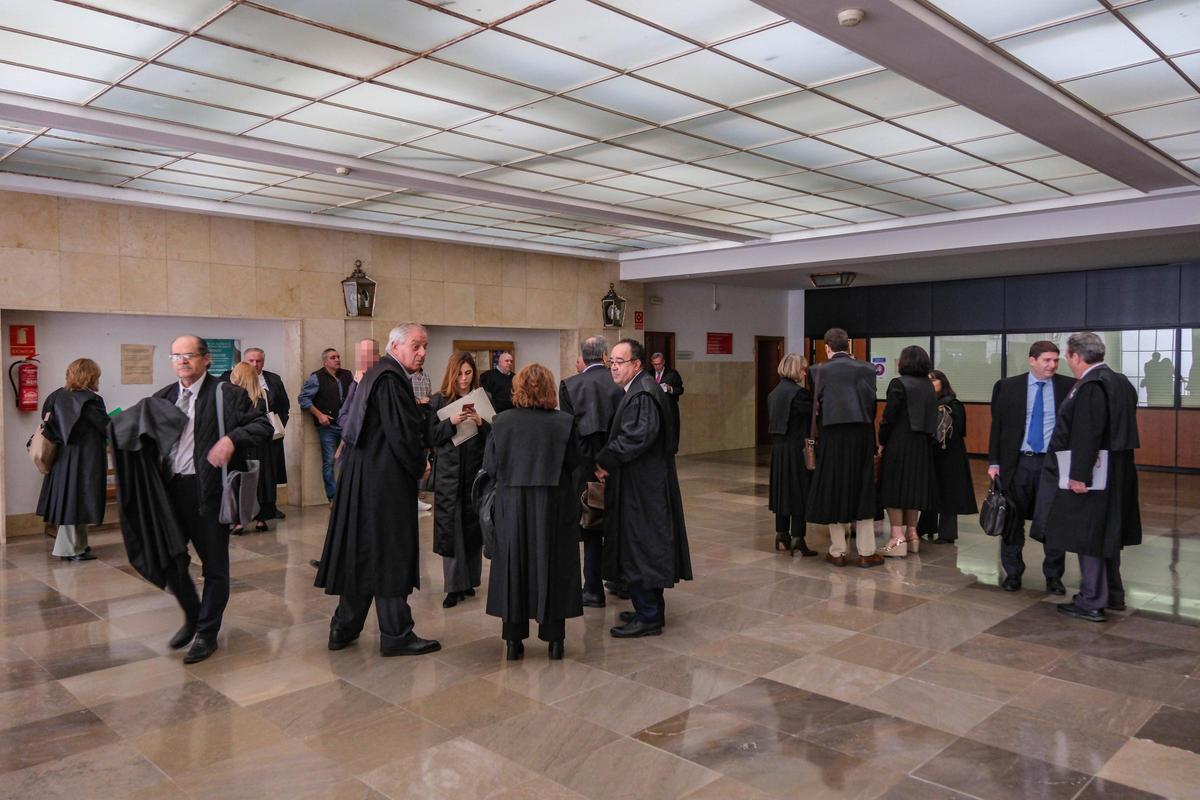 Los abogados de la defensa en el vestíbulo de la Audiencia, a la espera de cerrar los pactos con la fiscalía.