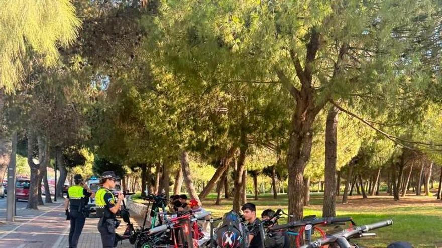 Desarticulan una quedada masiva de patinetes en el Parque de Cabecera