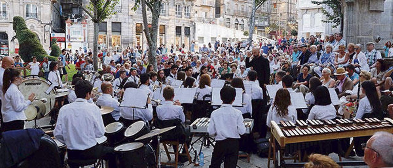 El concierto del Ateneo Musical de Bembrive, el domingo en la Praza da Princesa.  // José Lores