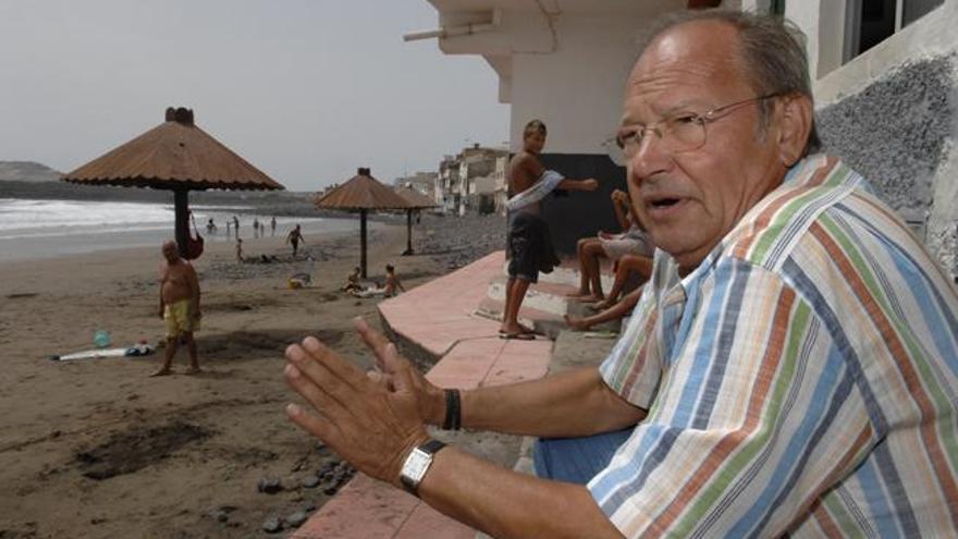 Juan Pedro Pérez, fotografiado ante la playa de Ojos de Garza.