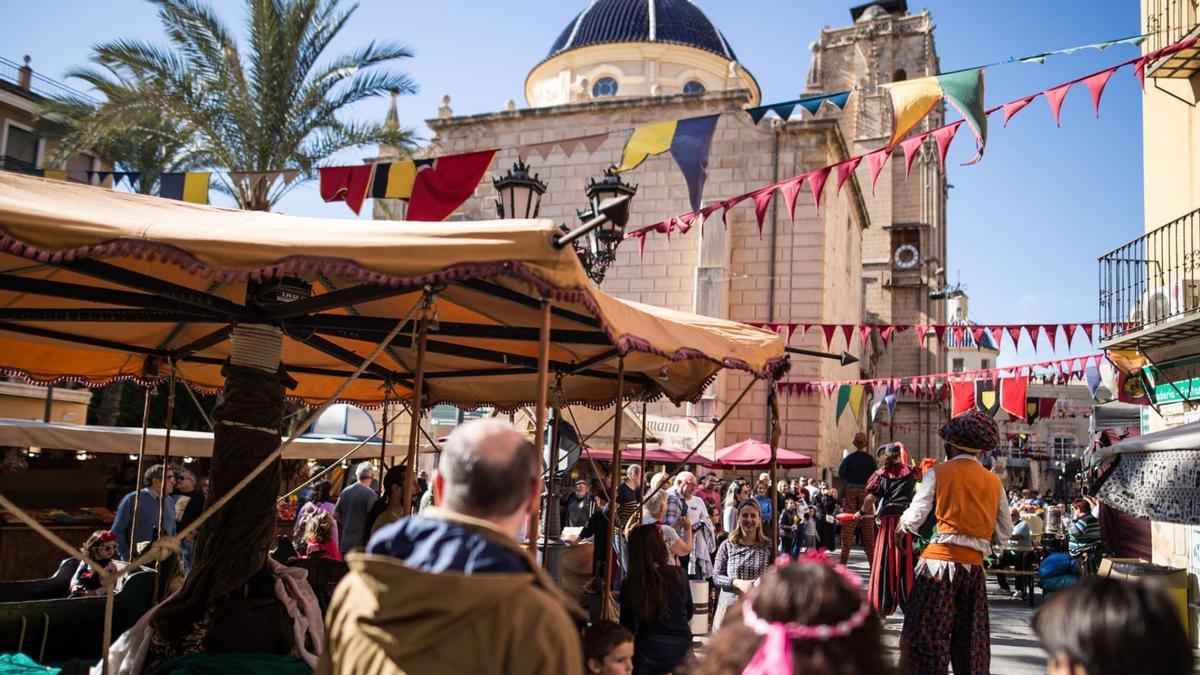 Las calles de Orihuela, engalanadas durante la celebración del Mercado Medieval.