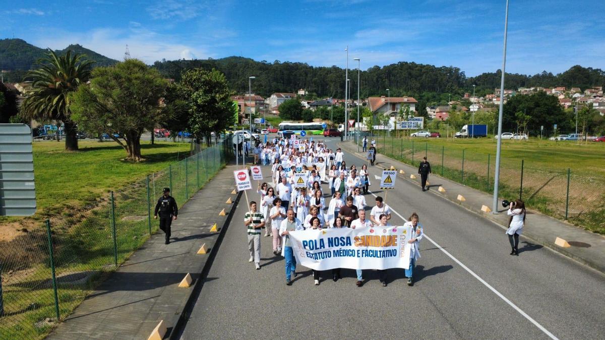 Decenas de médicos manifestándose en el área del Cunqueiro.