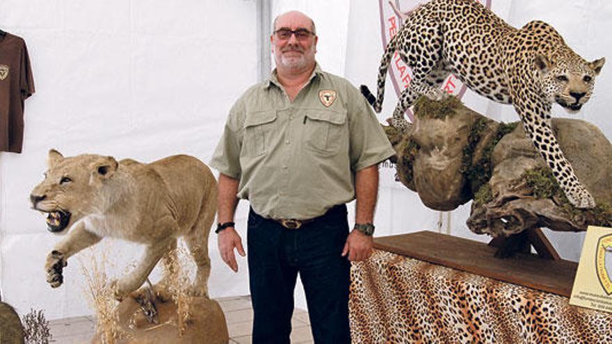 Benny Bestard, de la fundación para la fauna y el arte cinegético ante dos fieras disecadas