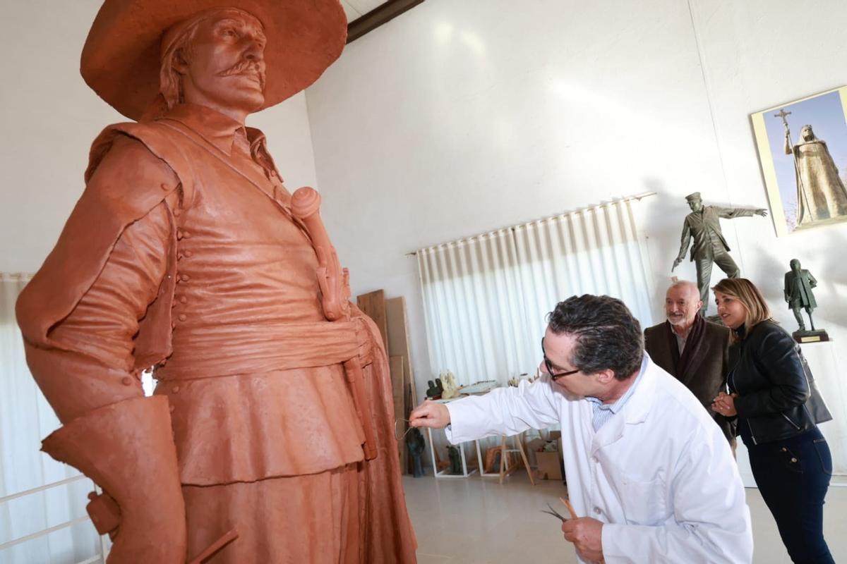 La alcaldesa, Noelia Arroyo, y el escritor cartagenero Arturo Pérez-Reverte visitan en Toledo el taller del escultor Salvador Amaya