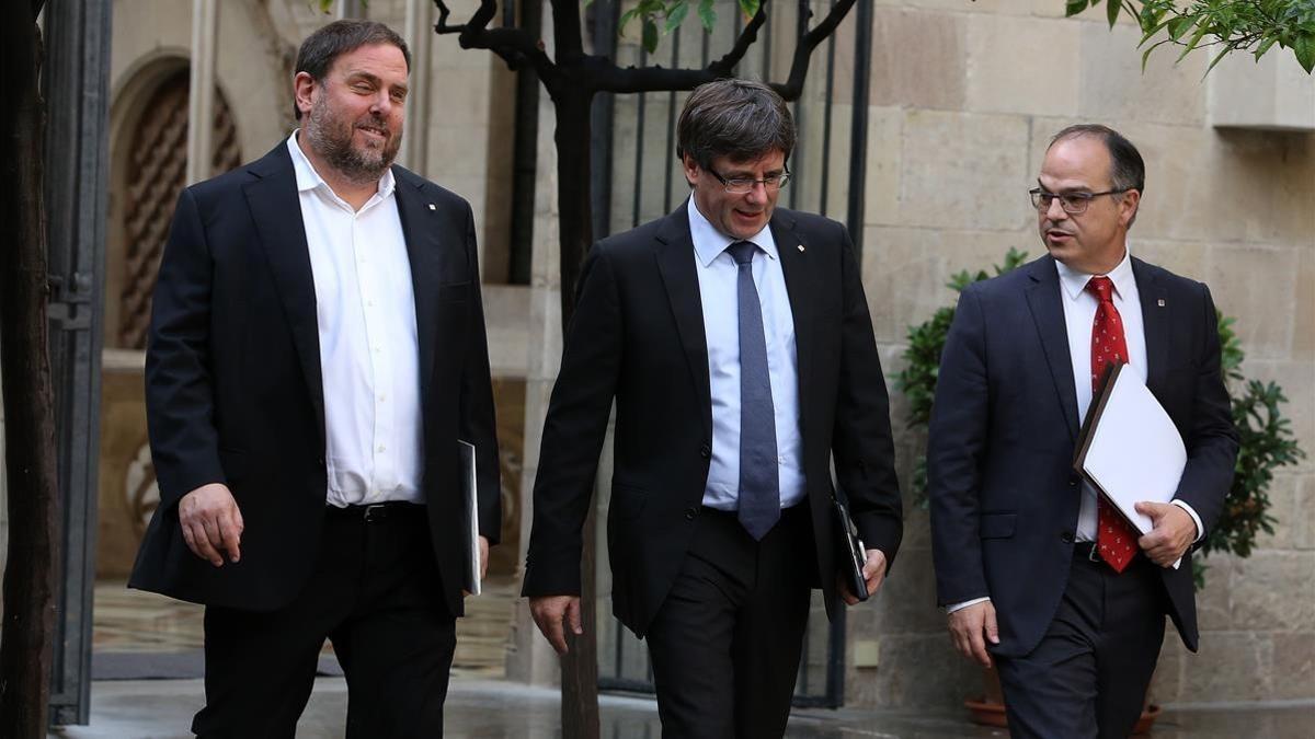 Oriol Junqueras, el president Carles Puigdemont y Jordi Turull se dirigen a la reunión del Govern, esta mañana.