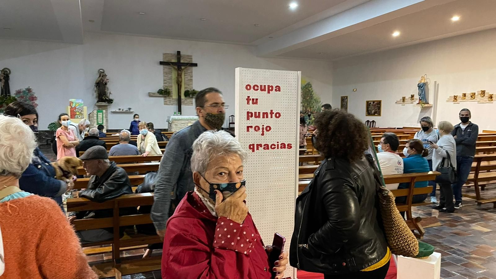 Los vecinos desalojados de un edificio de Ofra se refugian en la parroquia San Antonio de Padua, en Las Retamas.